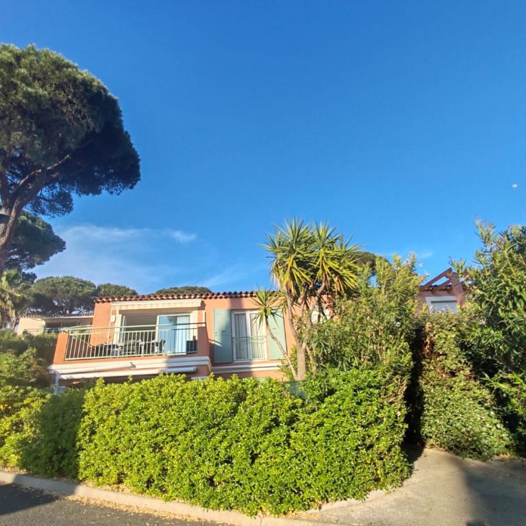 STE MAXIME PARK Coup de Cœur pour Elégant T2 avec Piscine proche centre-ville mer et plage - Apartamento de 1 dormitorio con terraza - 36
