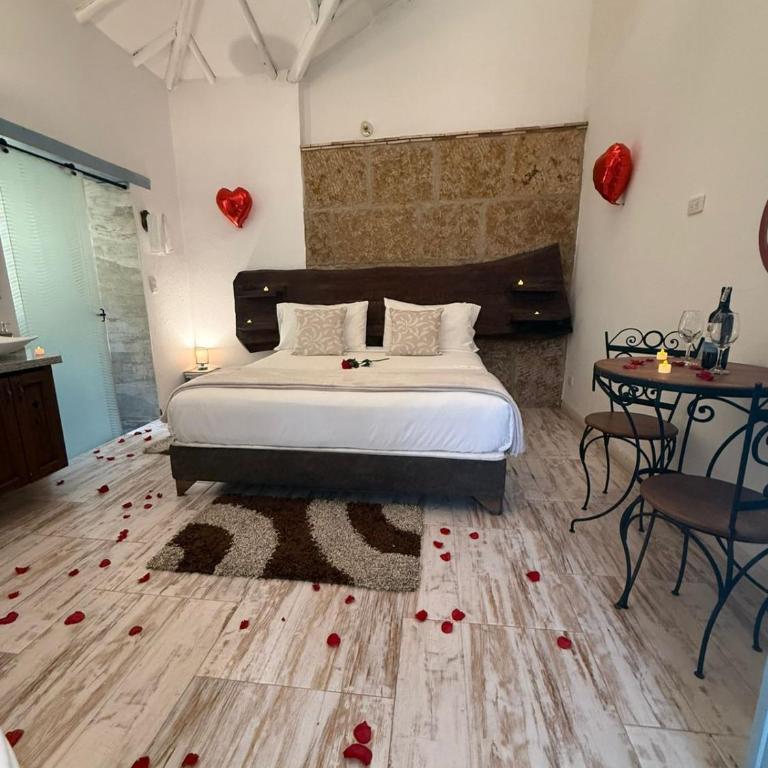 HOTEL BOUTIQUE Santa Helena - Habitación con cama extragrande y bañera de hidromasaje - 2
