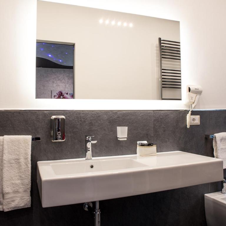 Bhagya x AP Apartment - Suite King con Vasca Idromassaggio - 10