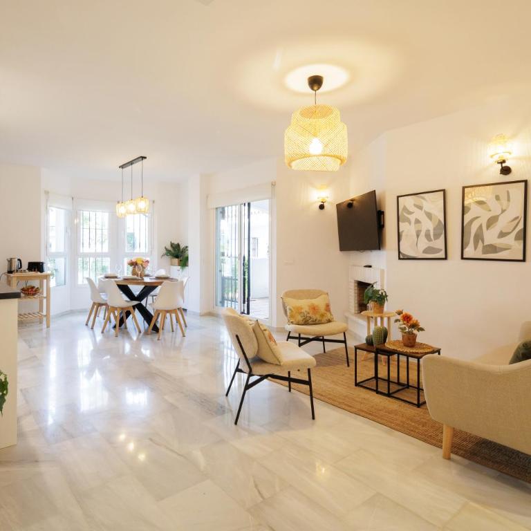 MARBELLA BANUS SUITES - Nueva Andalucia, 3BR- 2BR Flat, Bright Outdoor Terrace with Direct Views of the Garden & Pool, Ideal for families with children, Super at the Door - Apartamento de 3 dormitorios con vistas al parque - 13