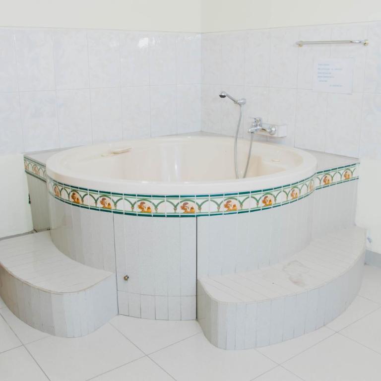 Zentra San José Hotel & Cowork - Suite con bañera de hidromasaje - Cama extragrande - 2