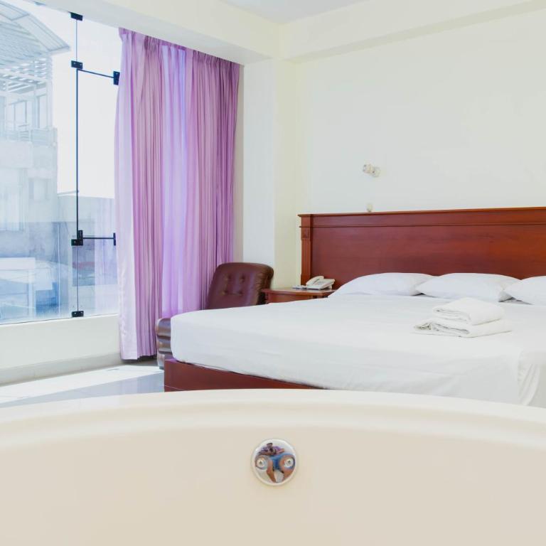 Zentra San José Hotel & Cowork - Suite con bañera de hidromasaje - Cama extragrande - 5