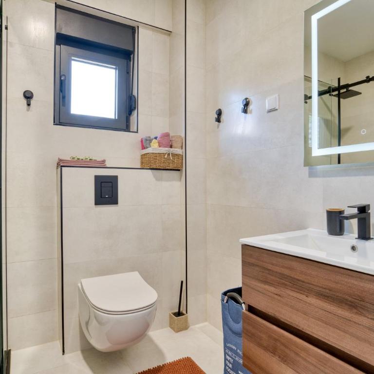 Twin Towers By In Property - Deluxe One-Bedroom Apartment with Ocean View - 3