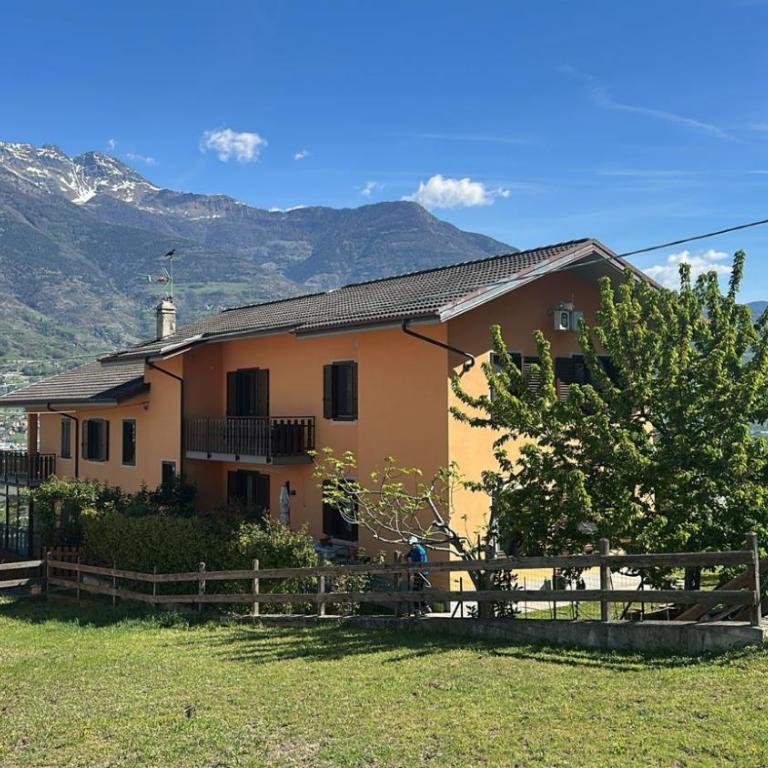 Chez Seresin Aosta Pila 60mq zona BBQ Garage per Moto Sci Bici e Netflix - Appartamento con 1 Camera da Letto, Balcone e Vista Montagna - 2
