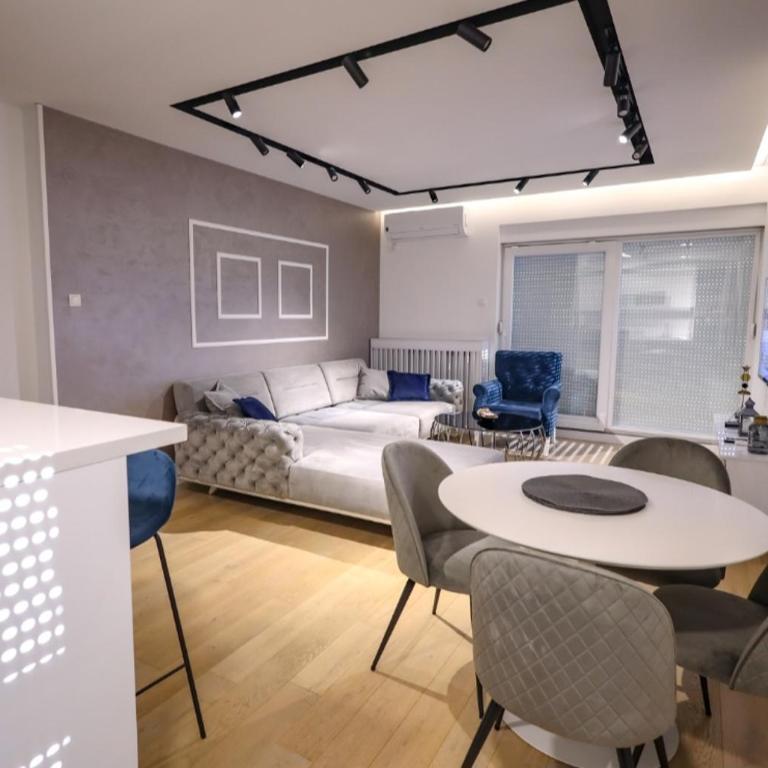 River - One-Bedroom Apartment - 2