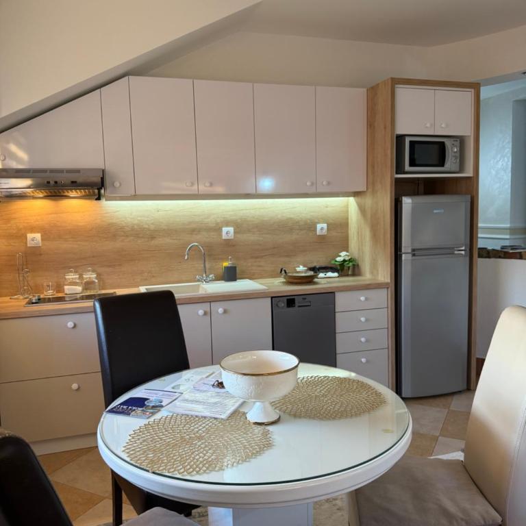Grand Apartments Scepanovic - Komfor Apartman sa 1 Spavaćom Sobom, Balkonom i Pogledom na More - 3