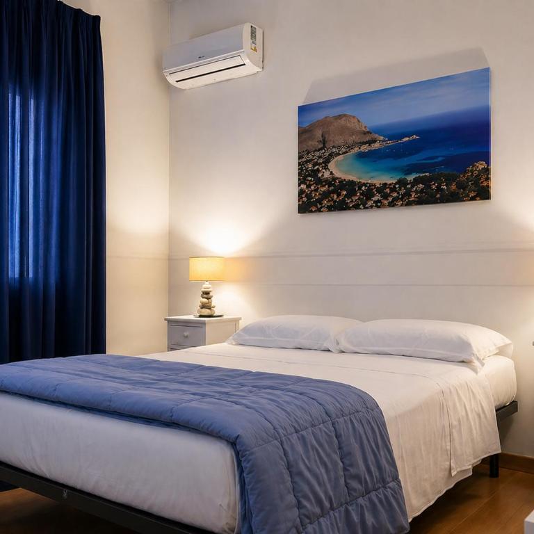 Martins Rooms Palermo - Camera Matrimoniale con Bagno Privato Esterno - 1