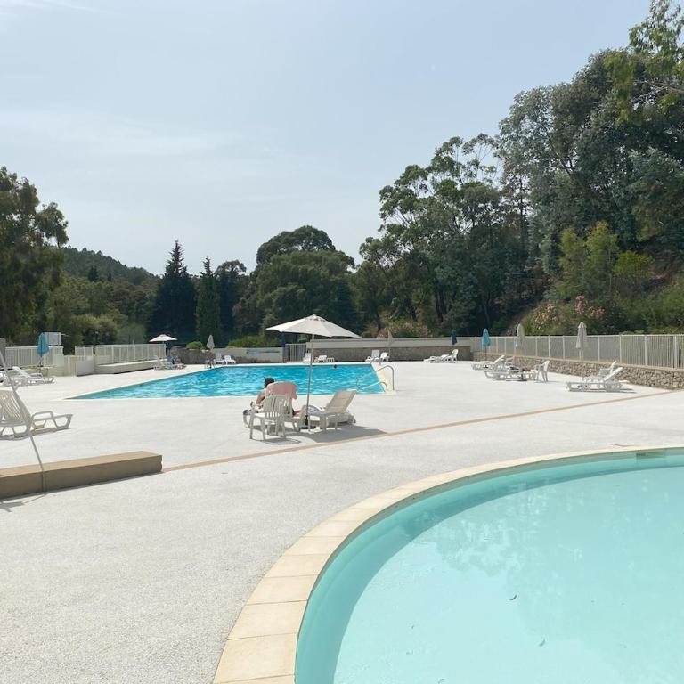 Studio dans villa, domaine calme et piscine - Monolocale con Divano-Letto - 9