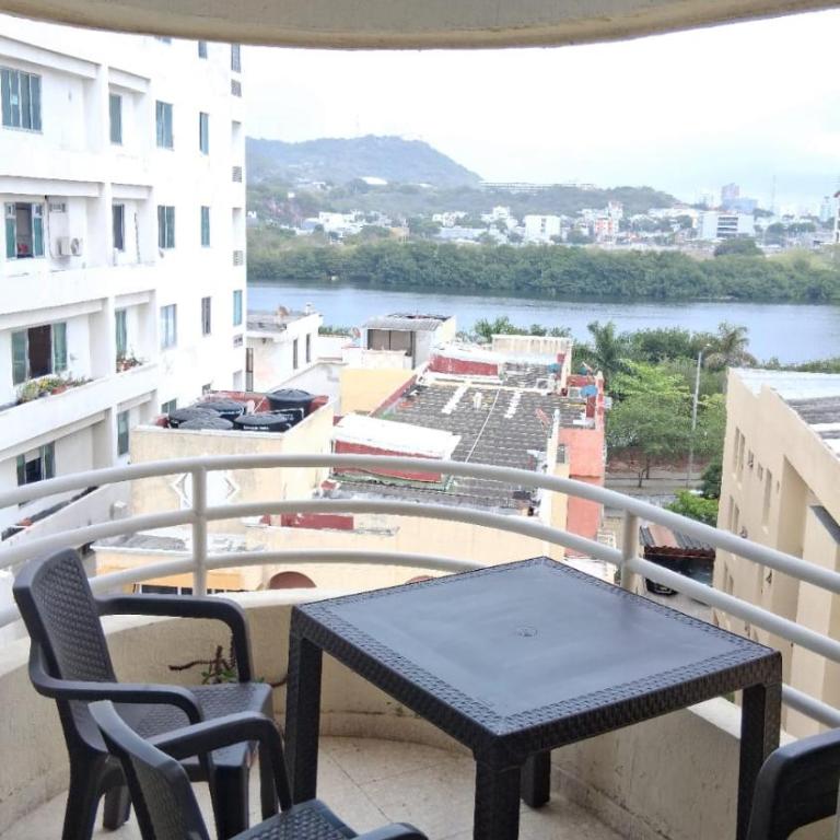 Espectacular Apartamento Central y Cerca al Centro Historico - Two-Bedroom Apartment - 4