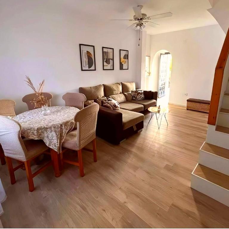 Costamar bungalow familiar, piscina y terraza, a 5 min de la playa - Three-Bedroom Apartment - 6