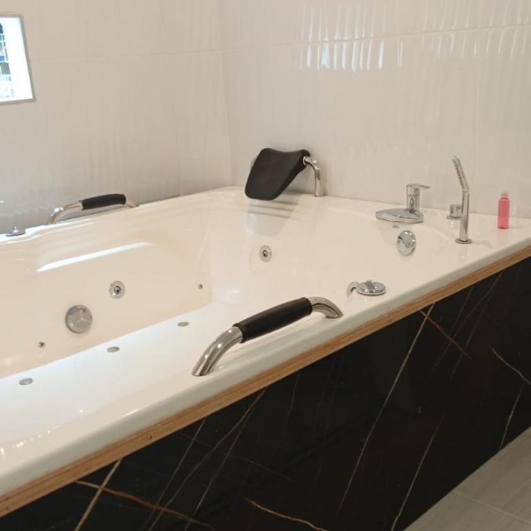 Hostal Rose Moor - Deluxe Double Room with Bath - 2
