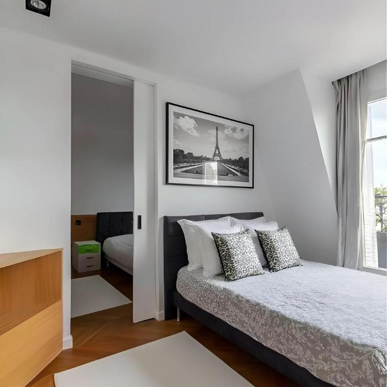 Cosy Apartment - Champs Élysées - Two-Bedroom Apartment with Balcony - 9