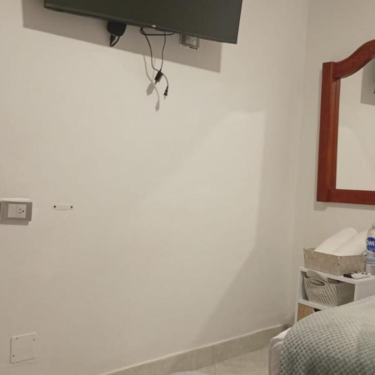 Hostal Rose Moor - Superior Family Room - 5