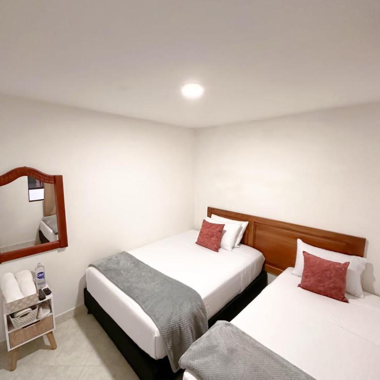 Hostal Rose Moor - Superior Family Room - 1