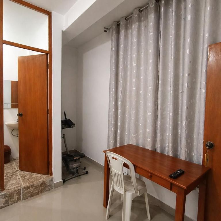 Hospedaje Central Talara - a pocos minutos del aeropuerto y centro de la ciudad - Habitación Individual con baño privado - 2
