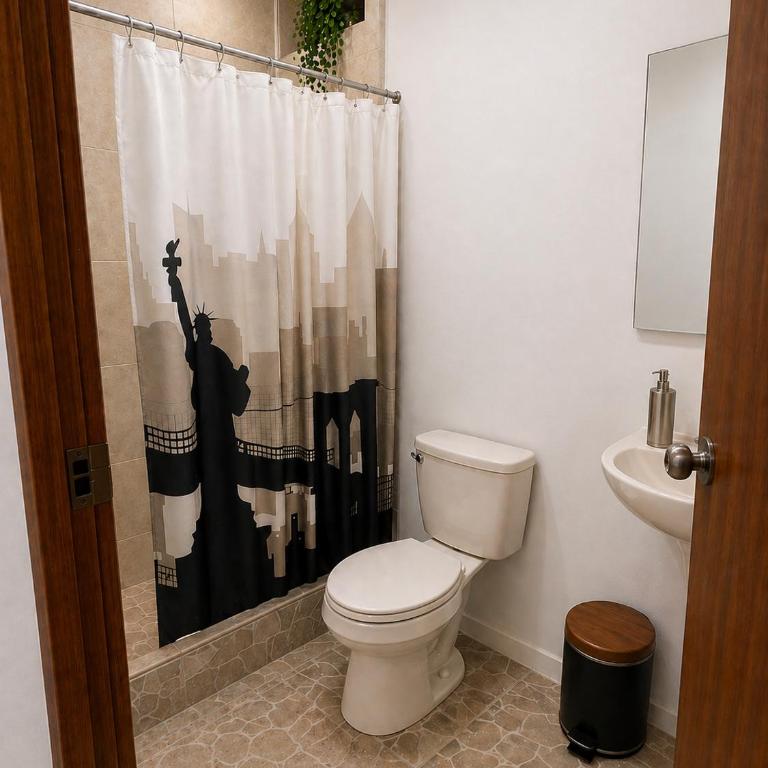 Hospedaje Central Talara - a pocos minutos del aeropuerto y centro de la ciudad - Habitación Individual con baño privado - 4
