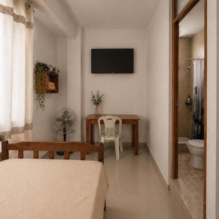 Hospedaje Central Talara - a pocos minutos del aeropuerto y centro de la ciudad - Habitación Doble con baño privado - 1