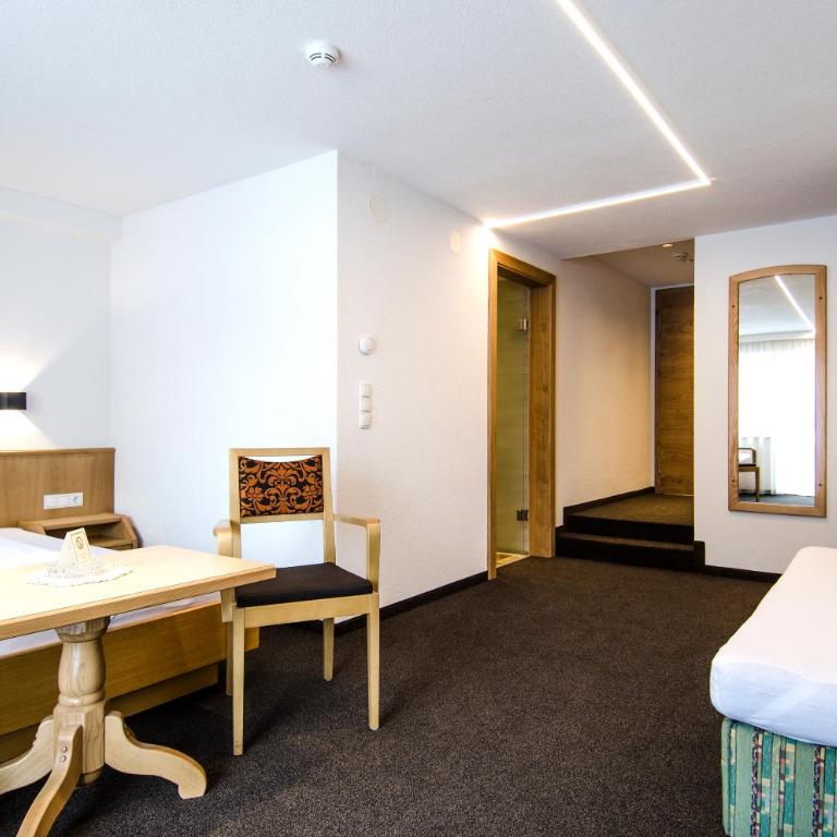 Hotel Garni Persutt - Dreibettzimmer mit Terrasse - 3