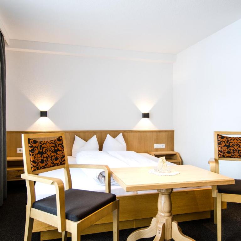 Hotel Garni Persutt - Dreibettzimmer mit Terrasse - 4