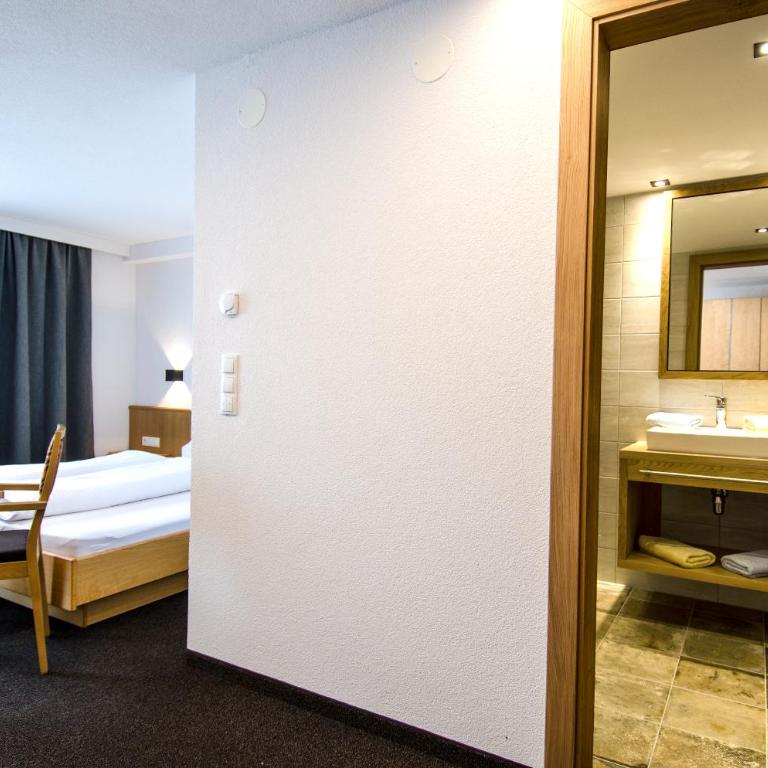 Hotel Garni Persutt - Dreibettzimmer mit Terrasse - 5