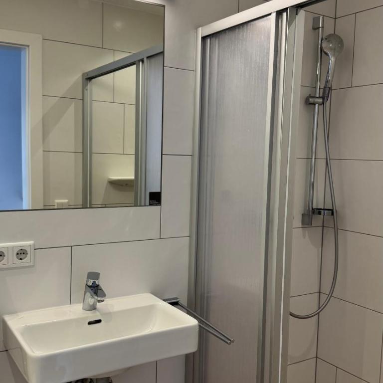 SKILL Mountain Lodge - Ski und Bike Hostel im Sommer mit JOKER CARD - Studio-Apartment mit Queensize-Bett - 14