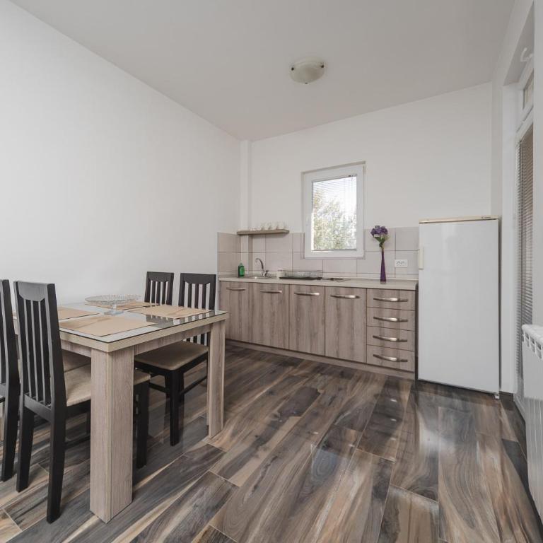 Apartmani Agape - Apartment with View and Balcony - 6