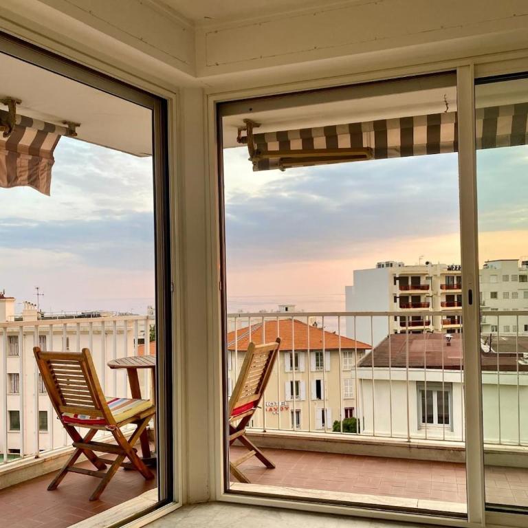 Juan les Pins Le Bristol, 3 room apartment with sea view - Two-Bedroom Apartment - 8