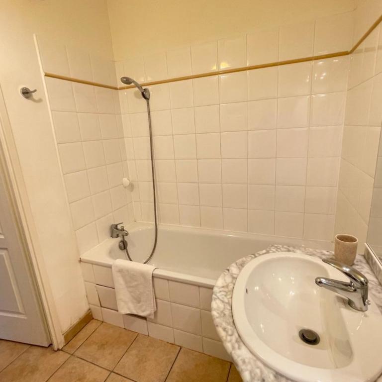 Spacious apartment close to attractions - Apartamento - 14