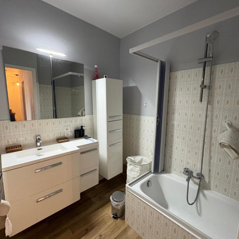Appartement Saint-Raphaël T2 rénové à 5 min plage et gare - Apartamento de 1 dormitorio - 2