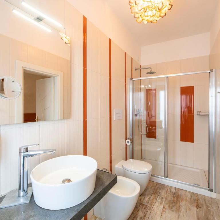 Palazzo Rivola - Camera Matrimoniale Ampia con Bagno Privato Interno - 8