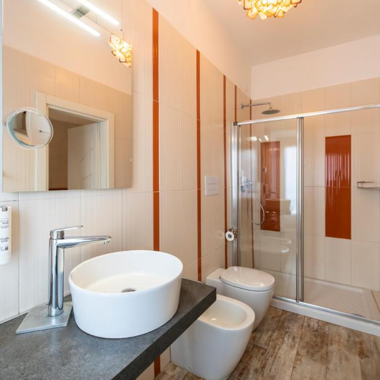 Palazzo Rivola - Camera Matrimoniale Ampia con Bagno Privato Interno - 9