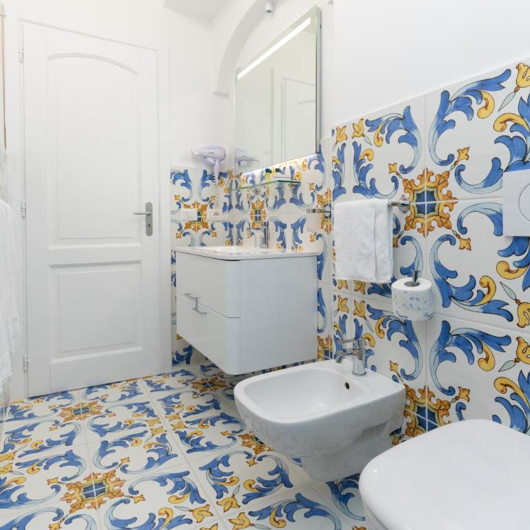Casa Consilla - Camera Matrimoniale con Balcone e Vista Mare - 12