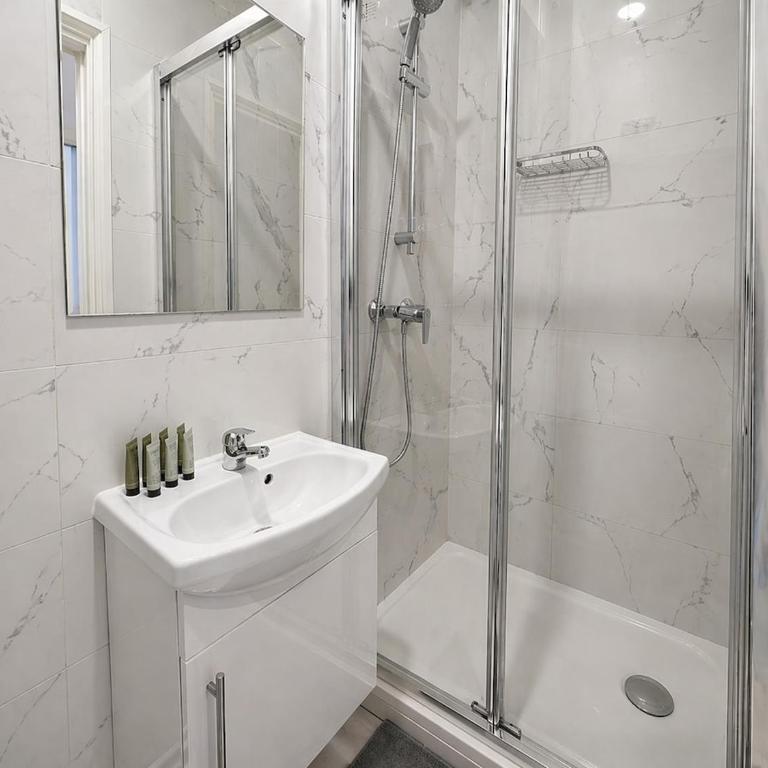 Comfy Apartment in Paris by Canal St Martin - Appartement - 4