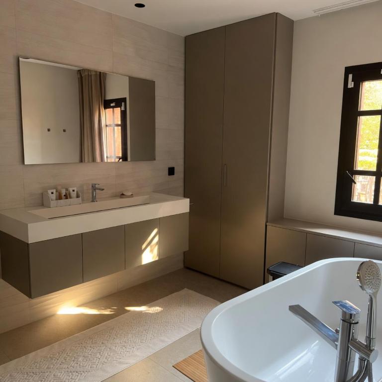 Villa ROUGE de Luxe à Mougins Piscine privée Espace Bien-être - Villa avec Piscine Privée - 13