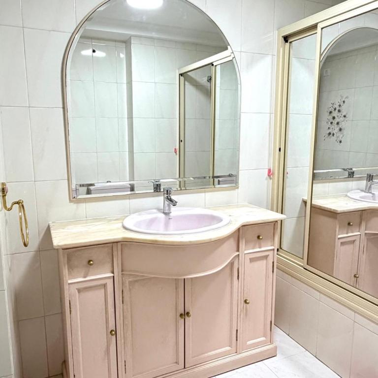 Beachfront Apartment for 6, 3 Bathrooms, Levante Beach - Two-Bedroom Apartment - 40