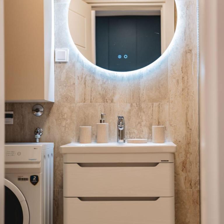 Luxurious 1bd Apartment with Panoramic Sea View - One-Bedroom Apartment - 5