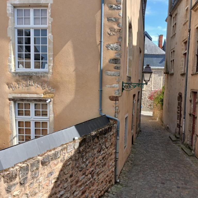 Petite Maison Romantique au calme, Cœur Historique, vue Ville et Jardin - Appartement en Duplex - 32