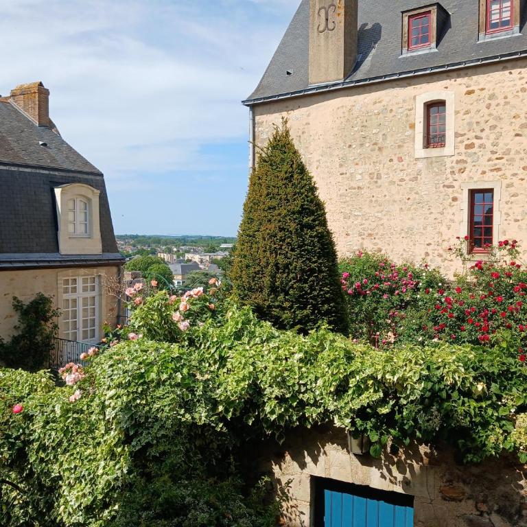Petite Maison Romantique au calme, Cœur Historique, vue Ville et Jardin - Appartement en Duplex - 33