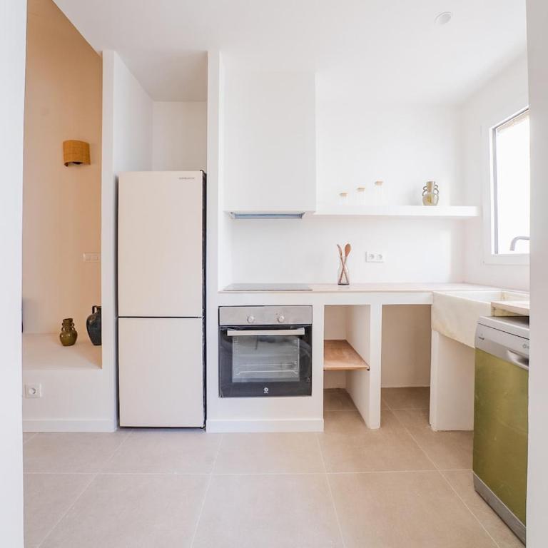 Bright apartment 1 minute from the beach - Two-Bedroom Apartment - 10