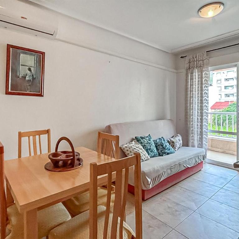 Torrevieja - Apartamento de 2 dormitorios con balcón - 1