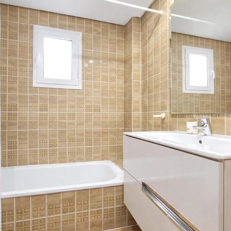 Lovely Apartment In Valencia With House Sea View - Three-Bedroom Apartment - 13