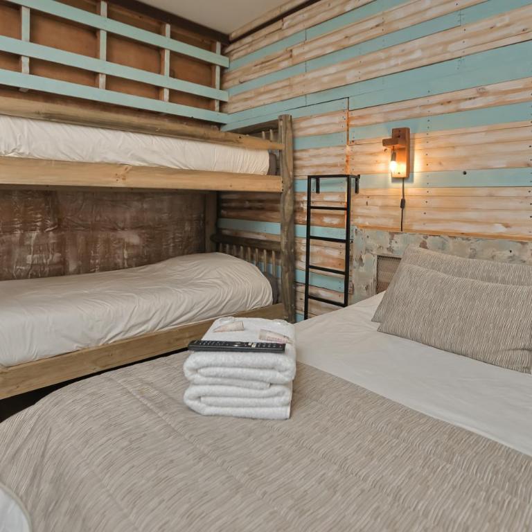 Rustika Hotel - Quadruple Room with Private Bathroom - 5