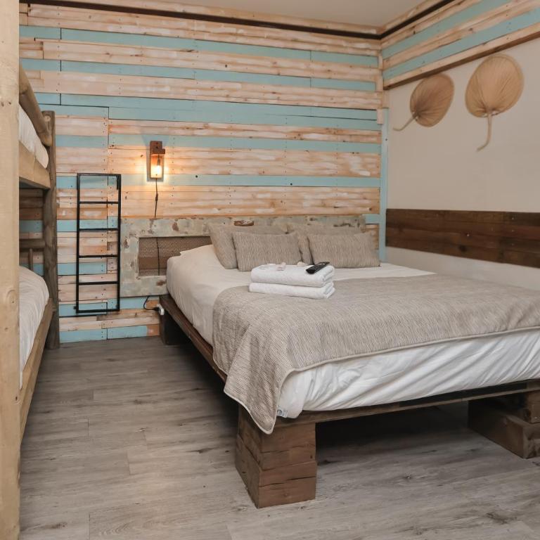 Rustika Hotel - Quadruple Room with Private Bathroom - 1