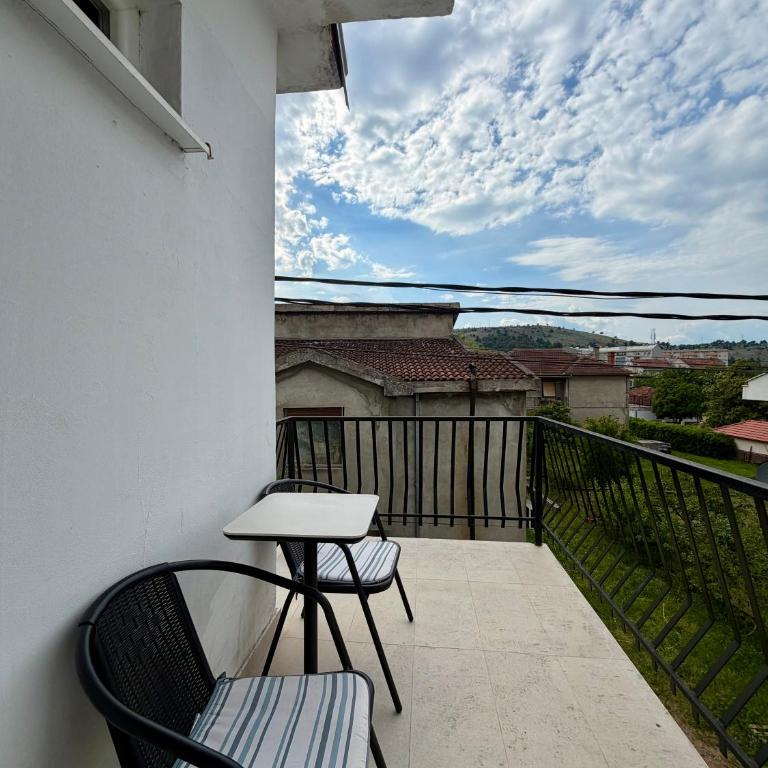 Lovely 1-bedroom apartment with 2-patios and parking - One-Bedroom Apartment - 18