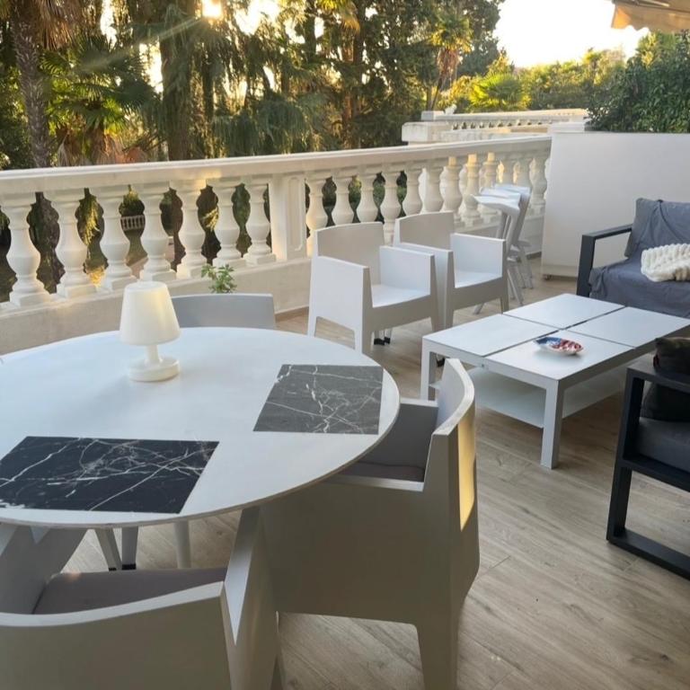 Calme absolu, élégant et arboré avec piscine - Appartement 1 Chambre - 22