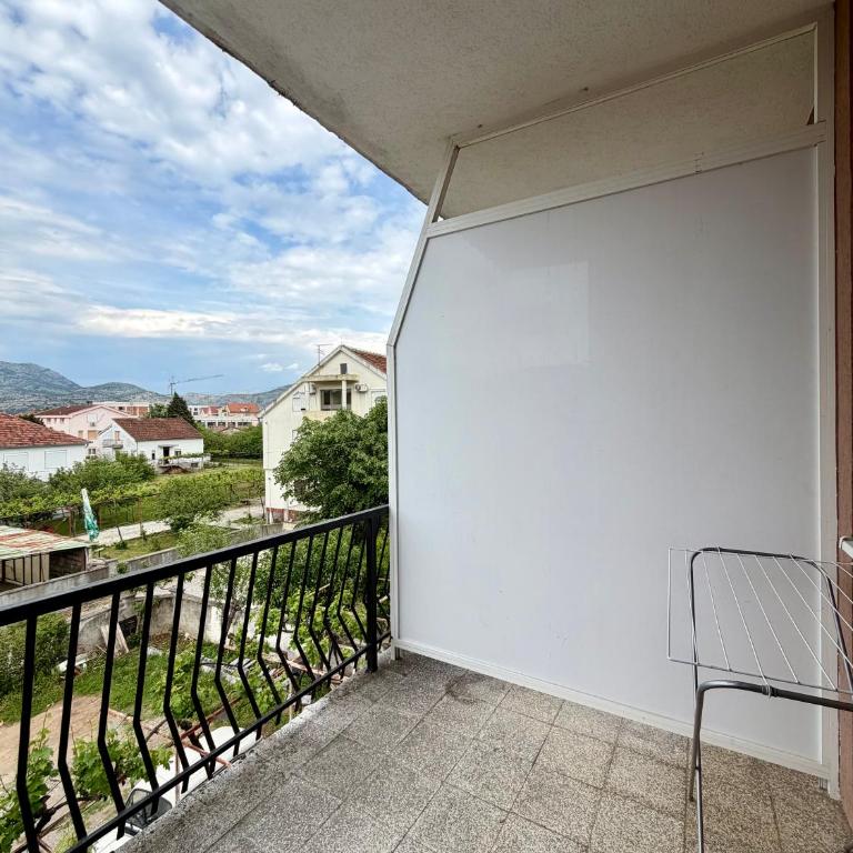 Lovely 1-bedroom apartment with 2-patios and parking - One-Bedroom Apartment - 19