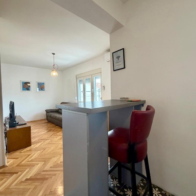 Lovely 1-bedroom apartment with 2-patios and parking - One-Bedroom Apartment - 12