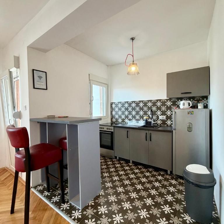 Lovely 1-bedroom apartment with 2-patios and parking - One-Bedroom Apartment - 9