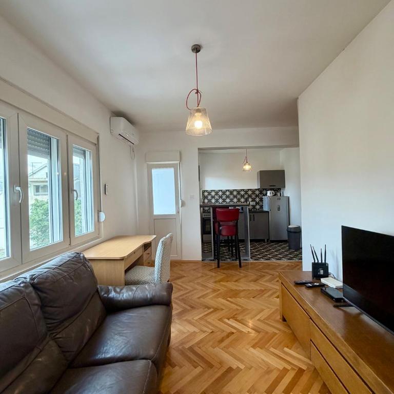 Lovely 1-bedroom apartment with 2-patios and parking - One-Bedroom Apartment - 7