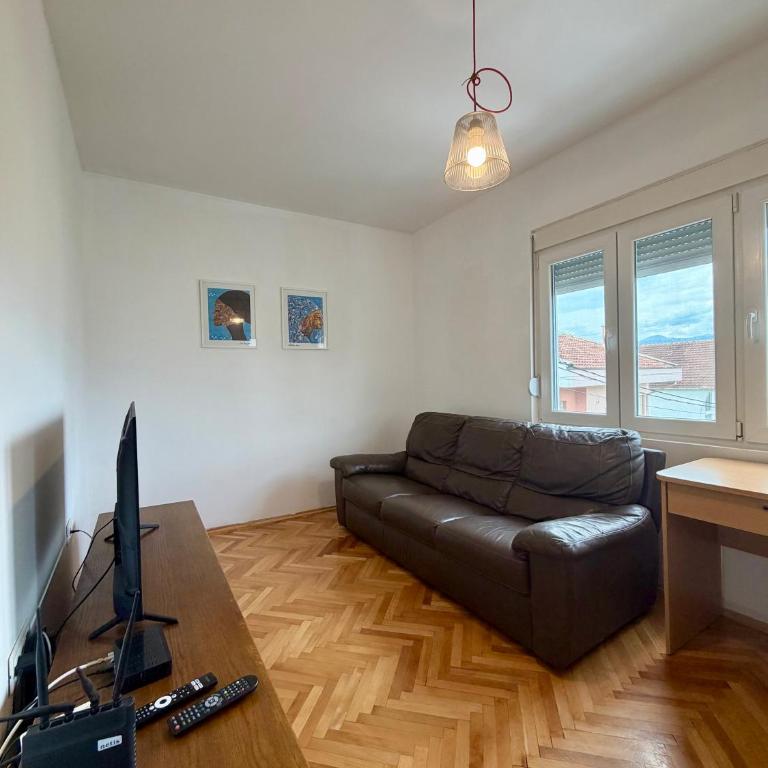 Lovely 1-bedroom apartment with 2-patios and parking - One-Bedroom Apartment - 6